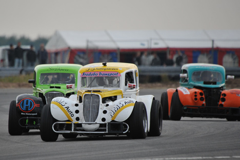 Tre af hovedrolleindehaverne i Legend Car Cuppen ved Dansk Metal Racing Festival (fra venstre mod højre): Mikkel C. Johansen, Nicholai Sørensen og Mads Caprani.